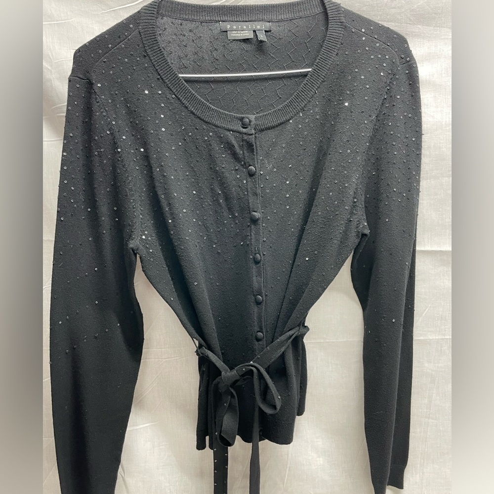 Black buttoned sweat with black sequins. Matching belt.